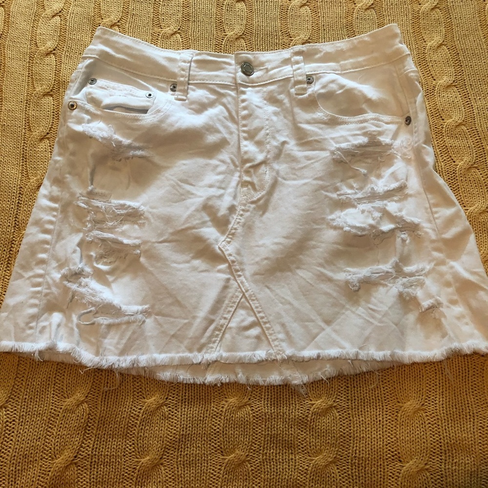 White American Eagle distressed skirt.